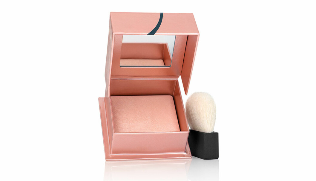 Skönhetstrender hösten 2018: Highlighter i puderform från Benefit.