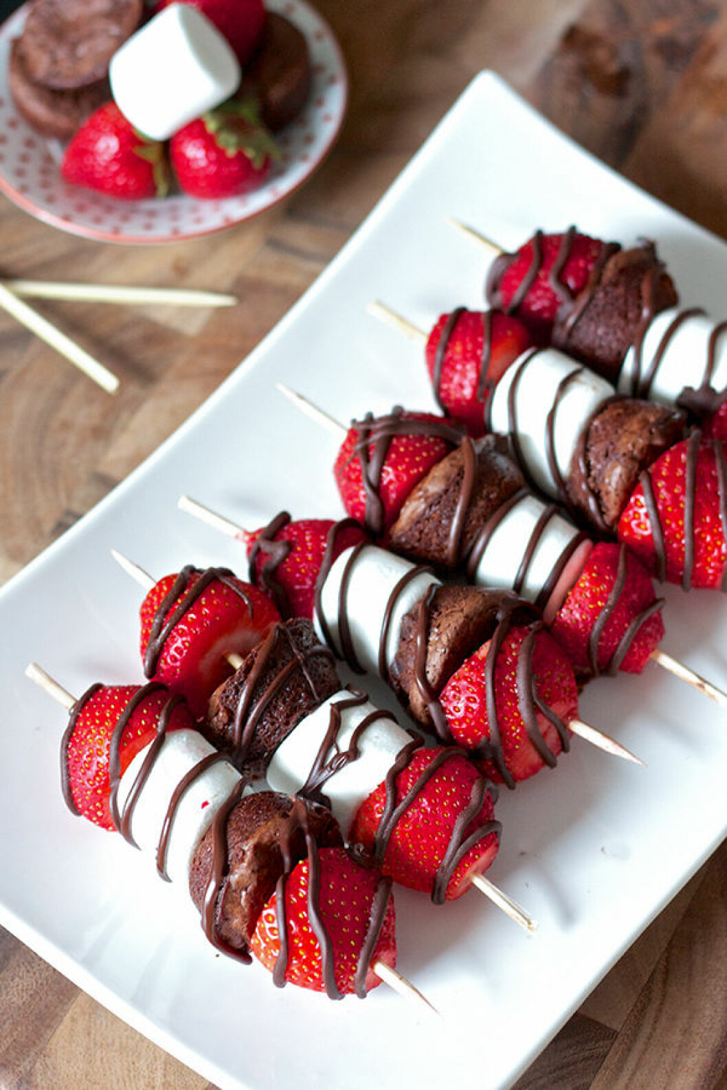 Grillade jordgubbsspett med chokladbrownie