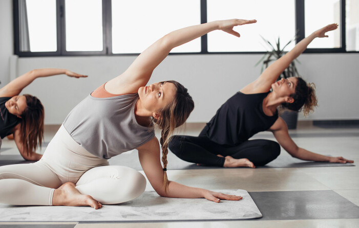 Diskret och stilrent när vi går in i 2000-talet. kvinnor tränar yoga