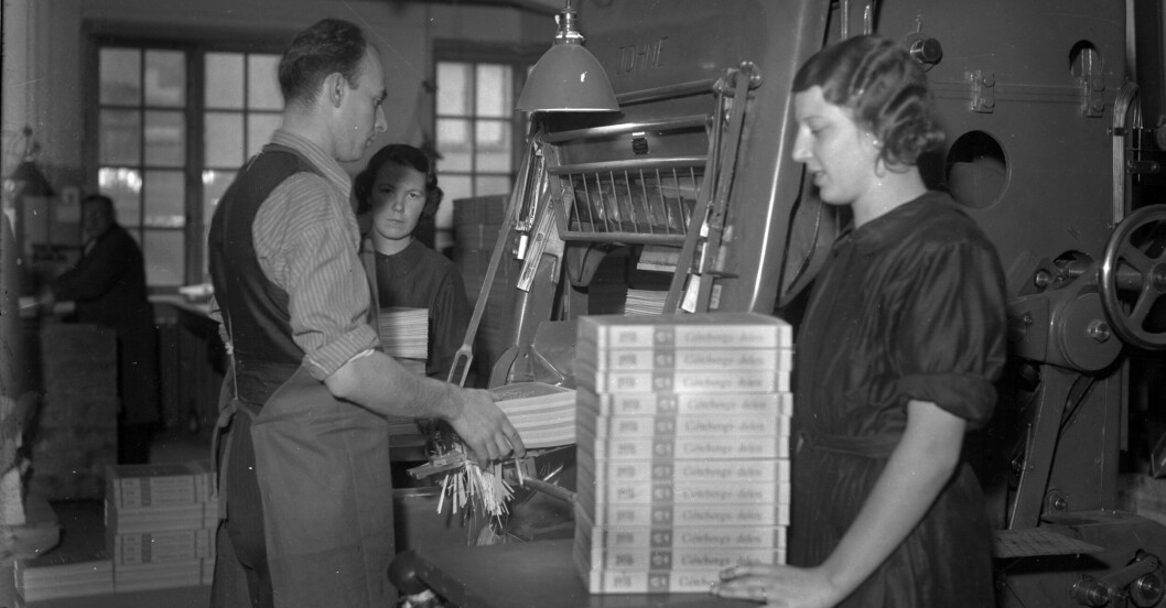 Bindning av telefonkataloger i en fabrik i Göteborg 1938. Foto: TT. Telefonkatalog fabrik