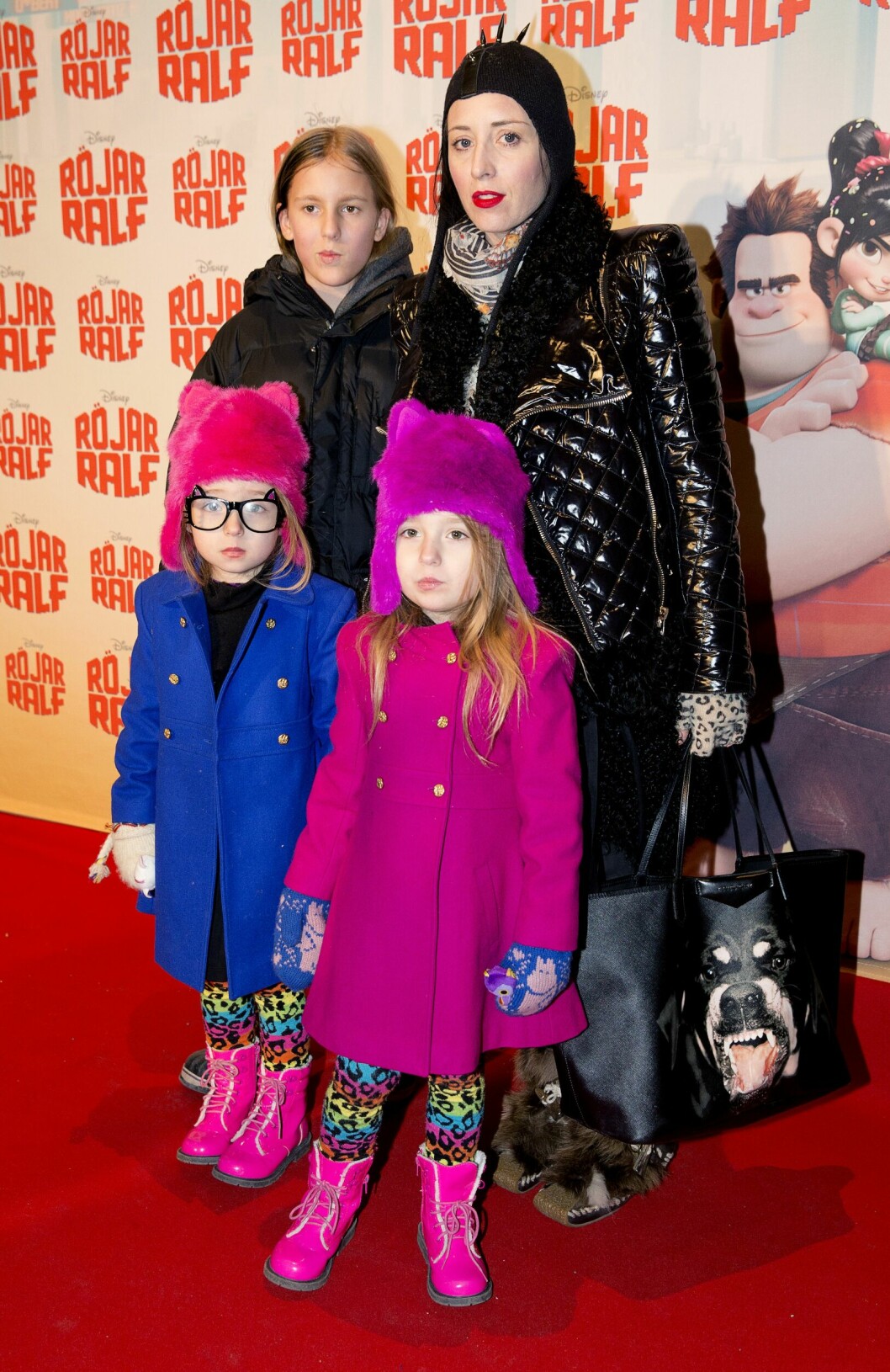 Tvillingarna Bille och Eddie, med halvsyrran Mini och mamma Bea Åkerlund. bea, billie, eddie, mini åkerlund