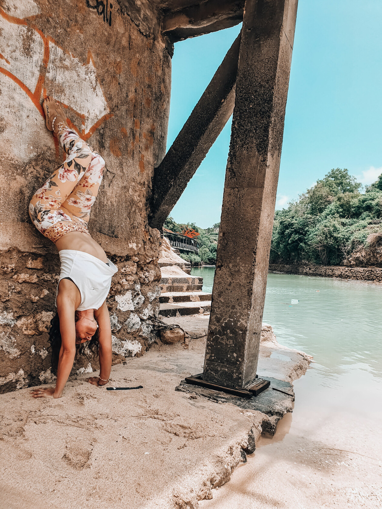 Louise Strömberg brinner för att lära människor att älska sig själva. Och är aktuell med boken Self love. Louise Strömberg utbildade sig till yogalärare på Bali.
