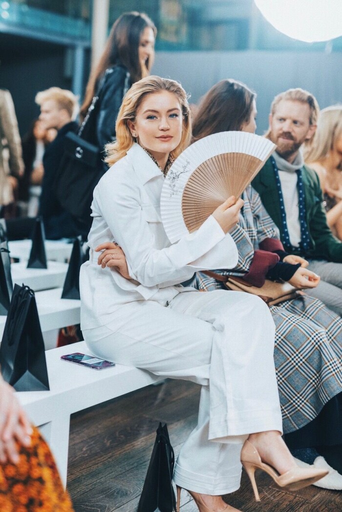 Det går att se bra ut, utan att handla massa nytt är Alicia Agnesson ett ypperligt bevis på. Foto: Femi Olubode. Alicia Agnesson på modevisning iklädd en vit dräkt