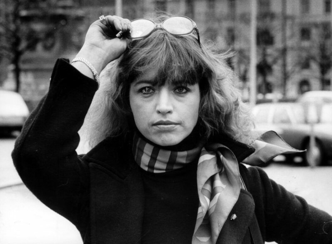 Svartvit bild Lill-babs håller handen på ett par glasögon som sitter på huvudet.