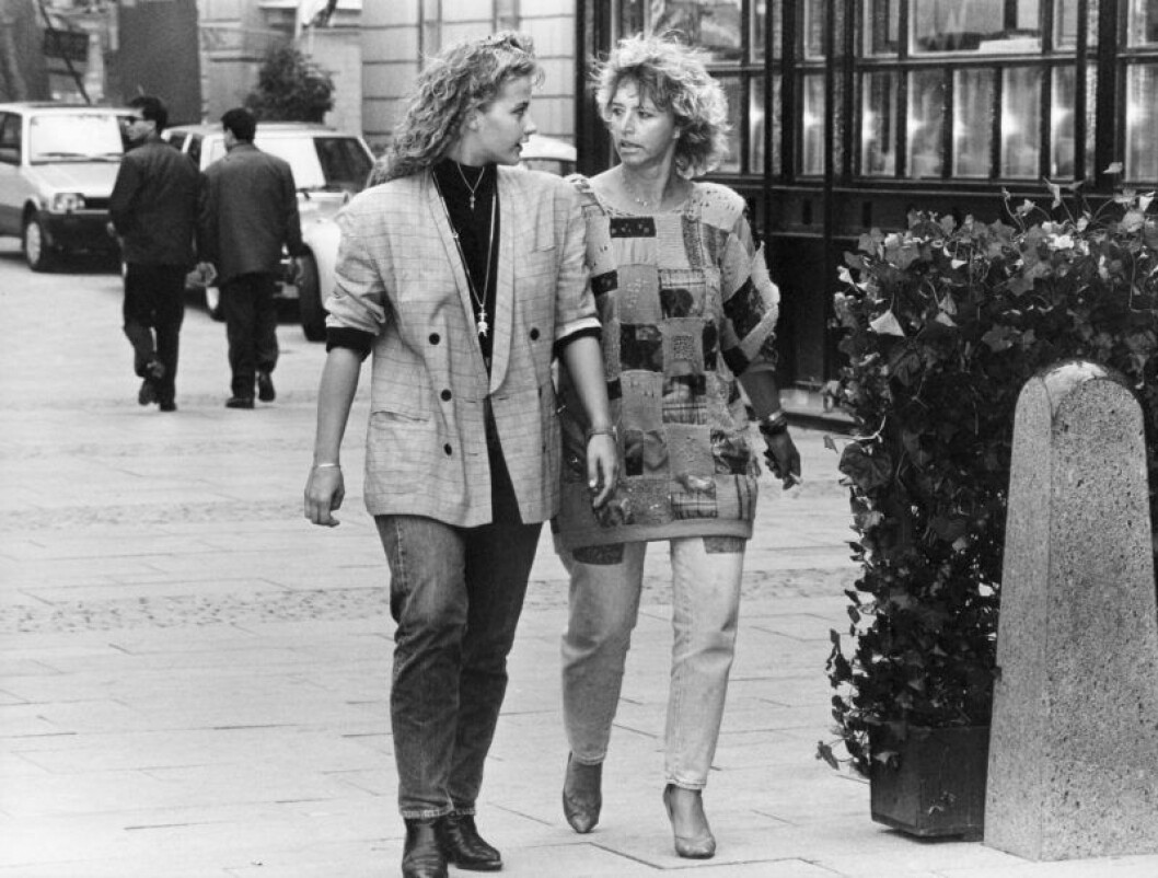Lill-Babs går på en gata tillsammans med sin dotter Kristin kaspersen tidigt 1990-tal.