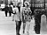 Lill-Babs går på en gata tillsammans med sin dotter Kristin kaspersen tidigt 1990-tal.