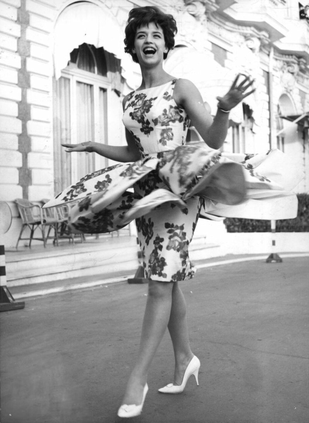 Barbro Lill-Babs Svensson med klänningen som hon ska bära vid schlagerfestivalen i Cannes 1961. Lill-Babs på en gata snurrar i klänningen som hon ska bära vid schlagerfestivalen i Cannes 1961.