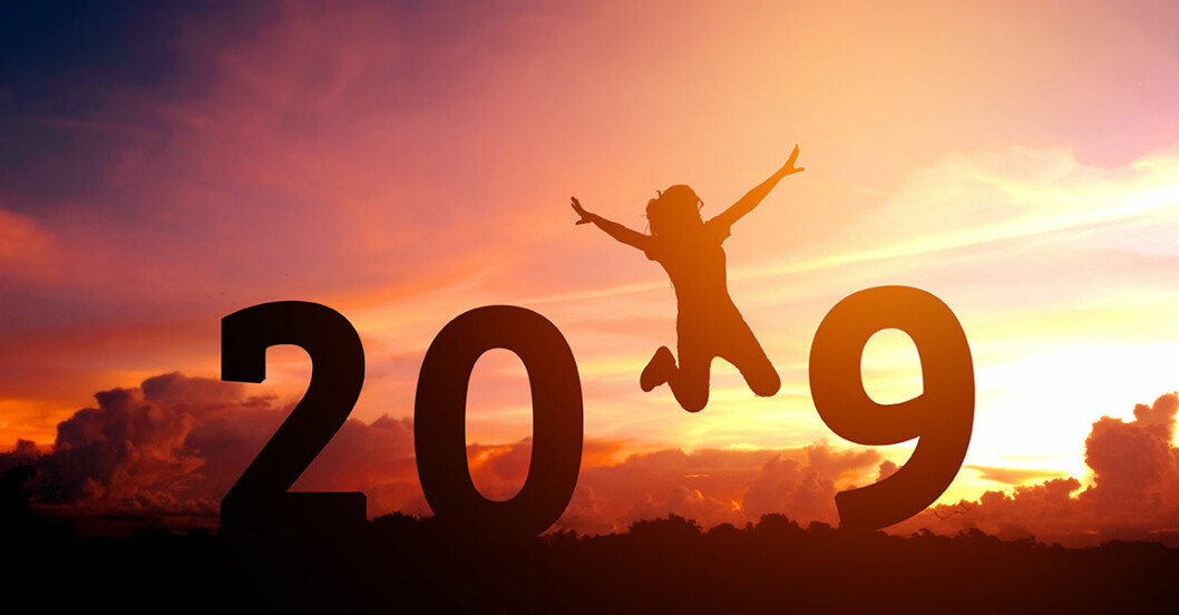 Kvinna som lyckats med sitt nyårslöfte 2019 hoppar högt av glädje mellan siffror.