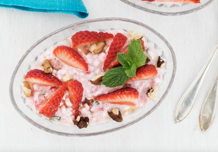 Som mellanmål är keso med jordgubbar och nötter ett gott och nyttigt alternativ som passar 5:2. Jordgubbskeso med nötter och honung serverat i en skål