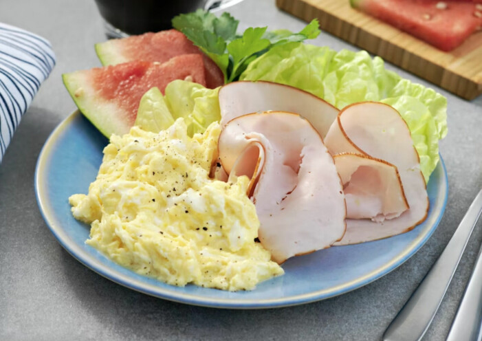 En snabb, mättande och näringsrik frukost som passar 5:2. Äggröra med kalkon och vattenmelon serverat på ett blått fat