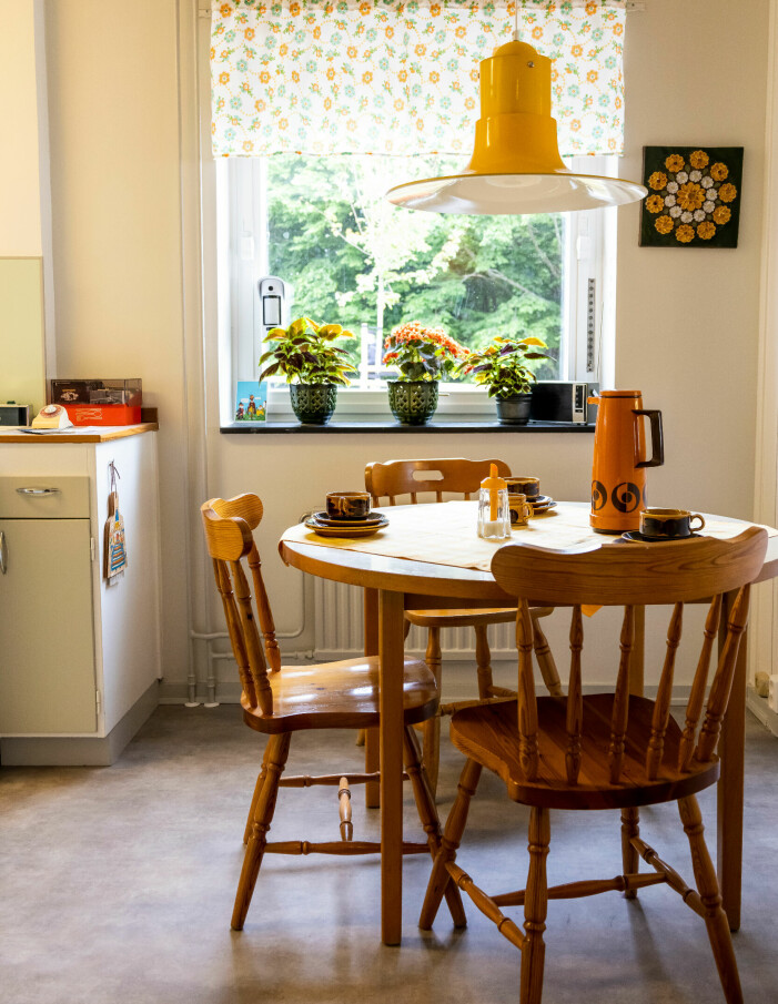 Gult, brunt och blommigt – tre heta trender på 70-talet. Ett kök inredd med möbler och detaljer från 70-talet.
