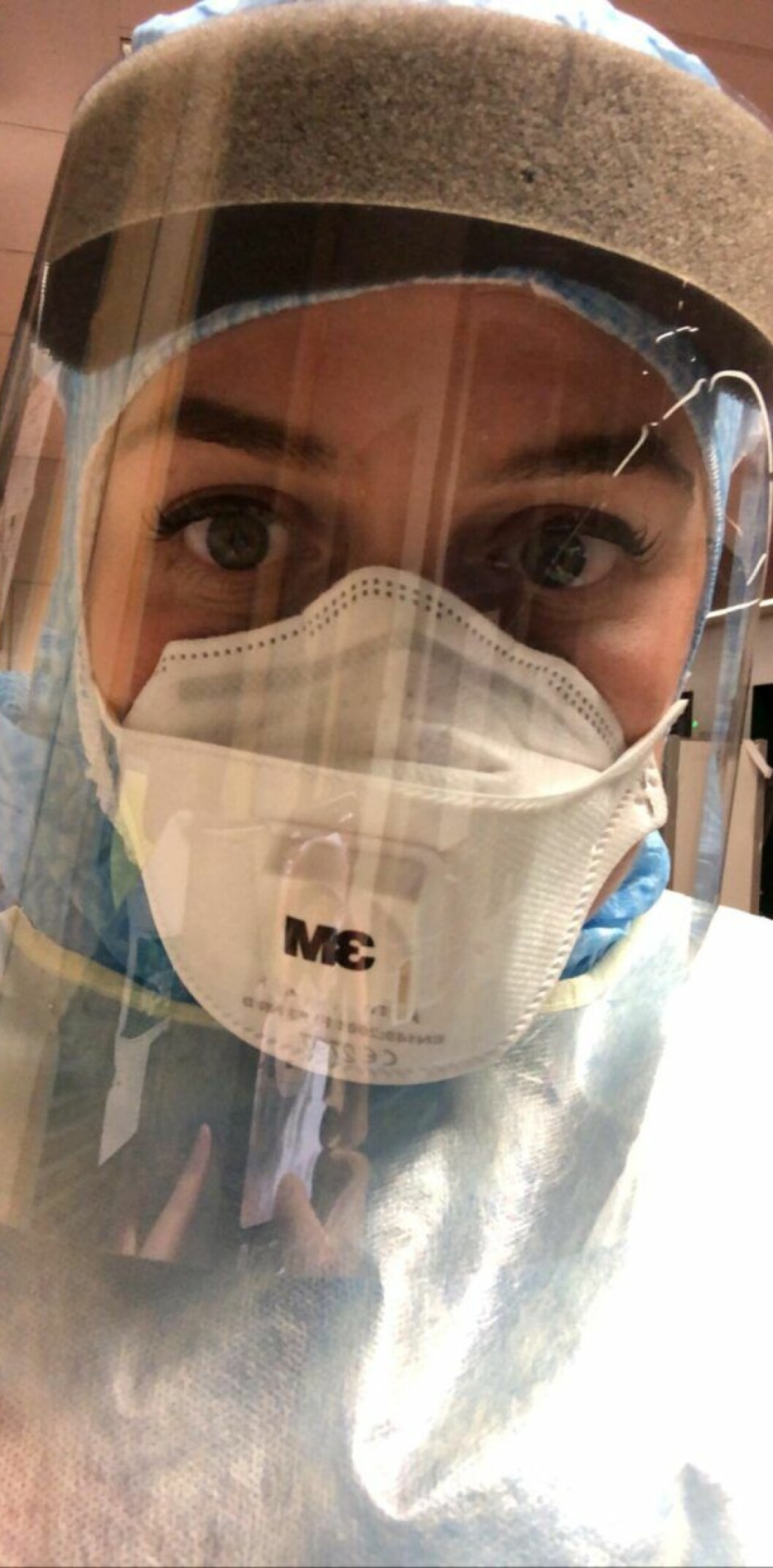 Specialistsjuksköterskan Matilda Nygren vårdar covid-19-patienter på intensiven på Nya Karolinska i Stockholm. Specialistsjuksköterskan Matilda Nygren vårdar covid-19-patienter på intensiven