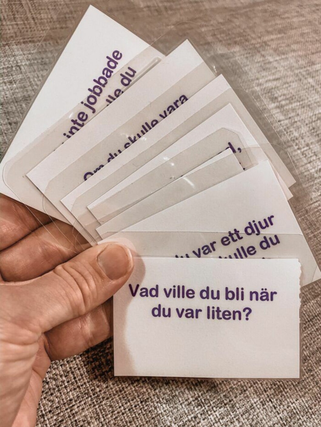 Cornelia gick hem och tillverkade de inplastade samtalkorten själv en kväll. ”Vilken Astrid Lindgren-karaktär är du”, är en av frågorna.