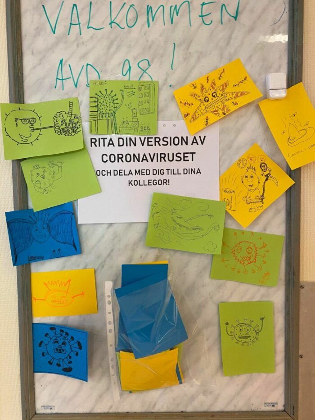 Kollegorna på avdelningen har börjat sätta upp sina teckningar på hur de tycker att coronaviruset ser ut.