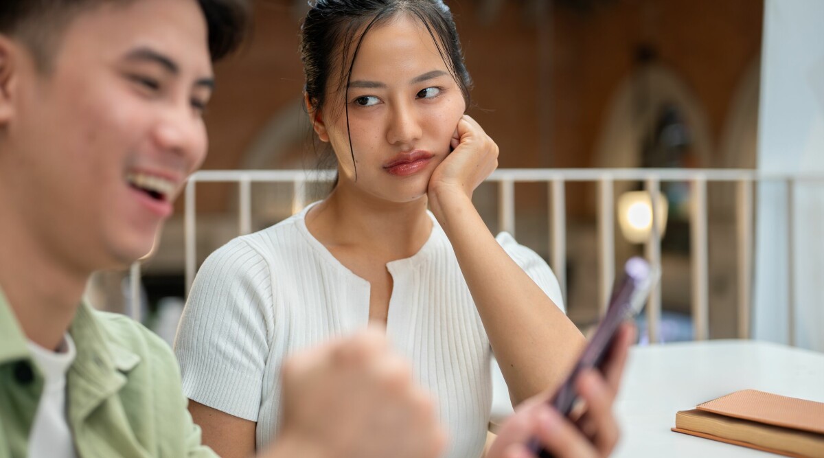 Min partner är så pinsam i sociala medier – vad gör jag?