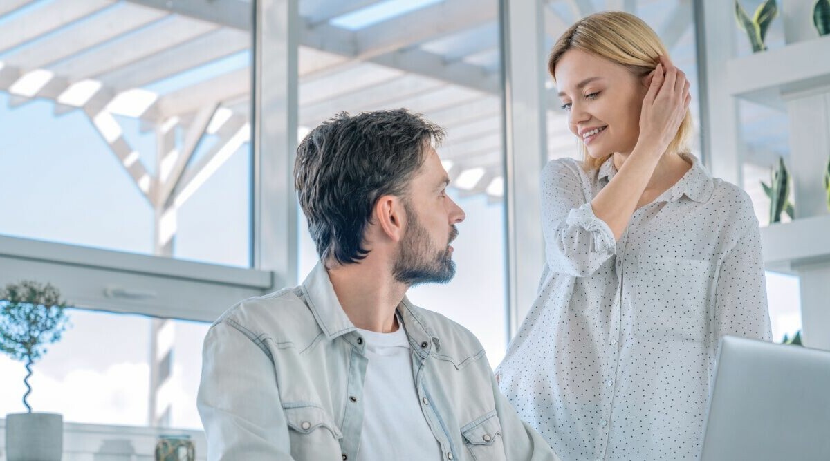 Därför är det så lätt att falla för en kollega – psykologen förklarar