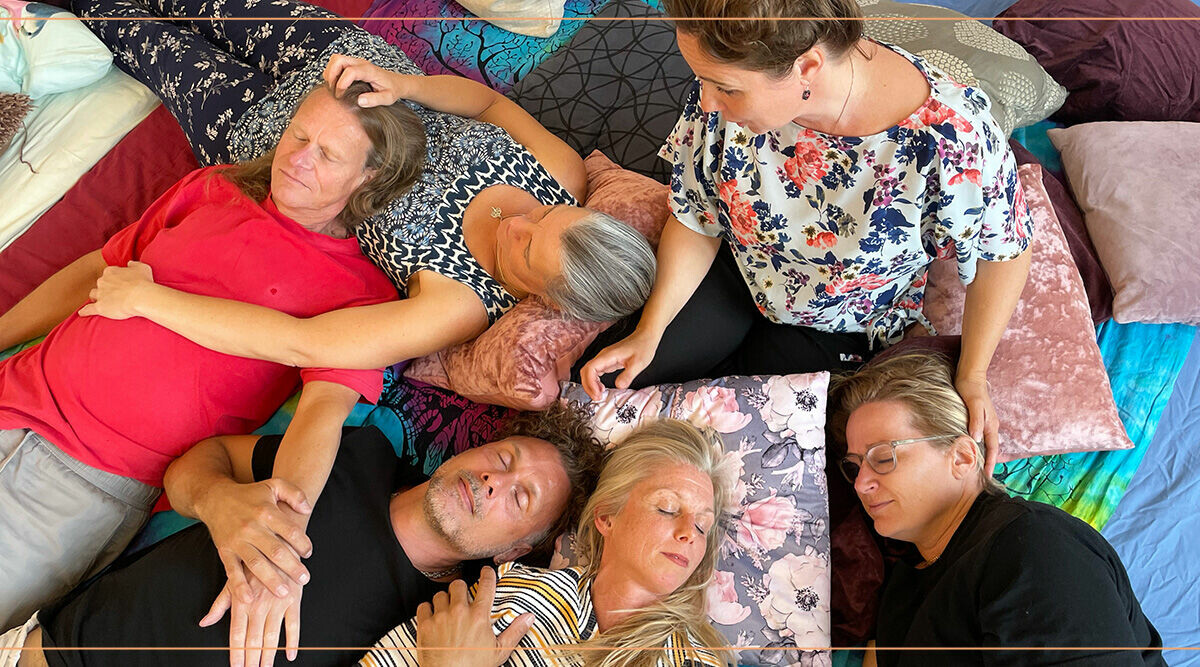 Kramas med främlingar och må bättre – så funkar ett "cuddle party"
