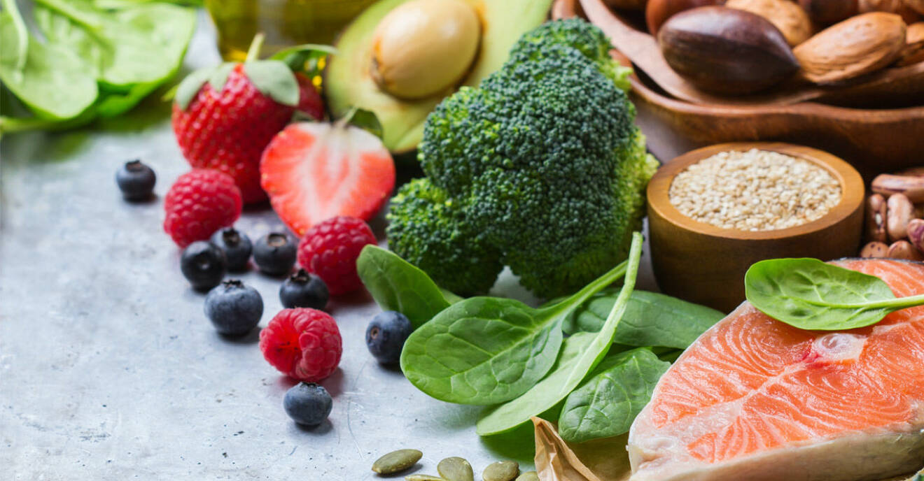 Lax, broccoli, avokado, spenat, nötter och bär är bra mat vid viktminskning.