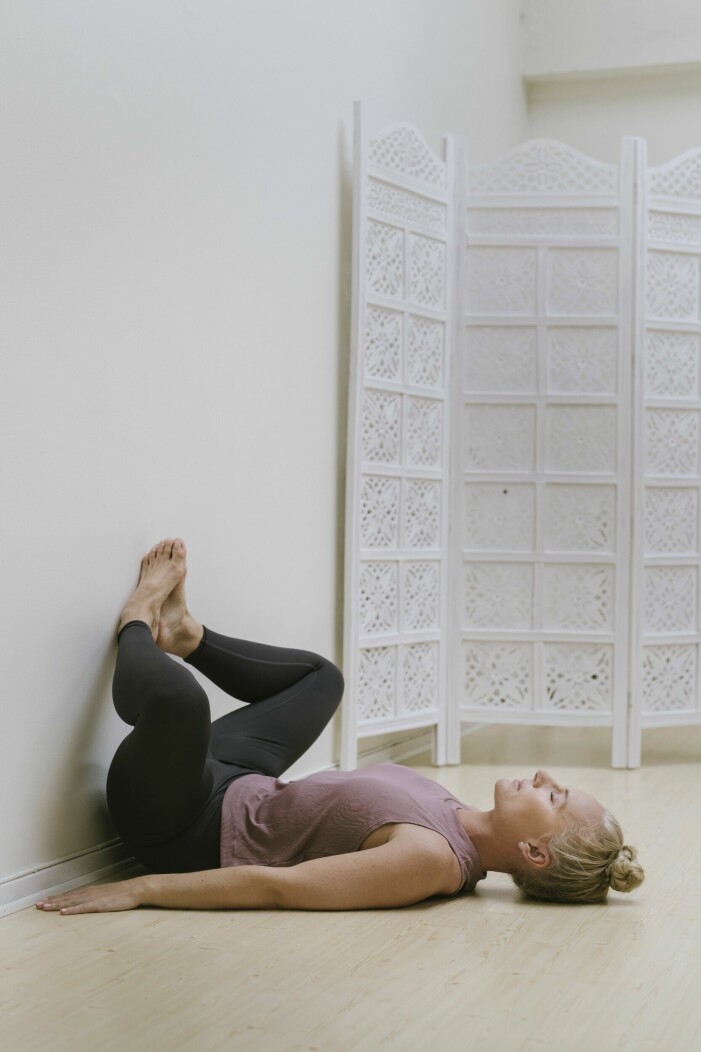 Åsa Nyvall visar yinyoga: Fjärilen mot vägg
