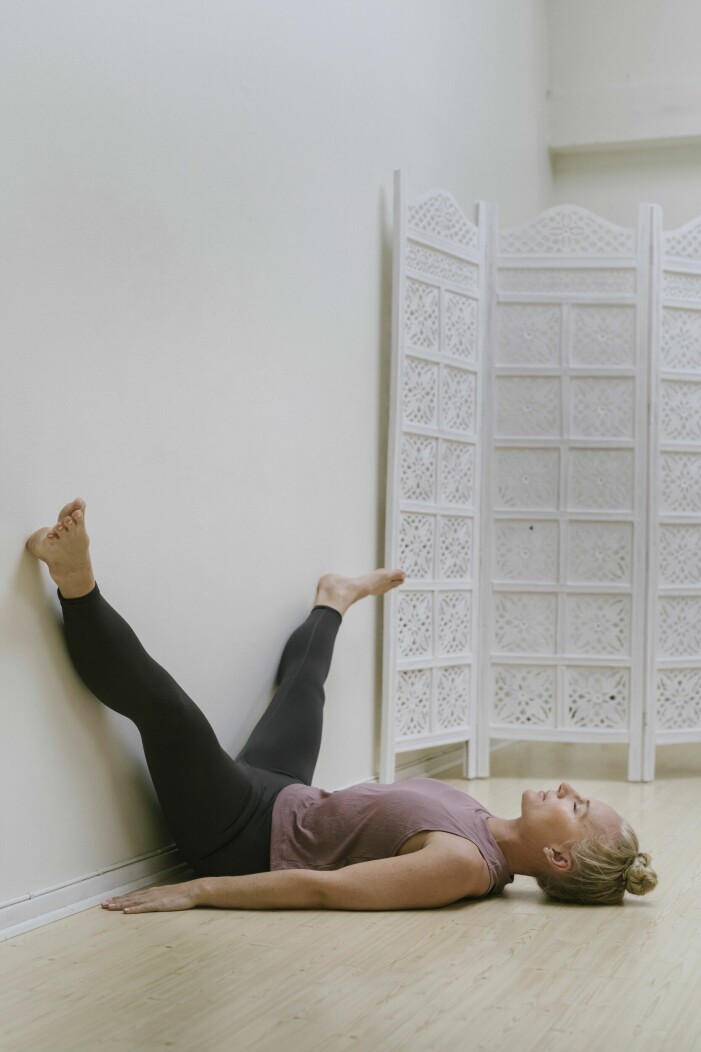 Åsa Nyvall visar yinyoga: Trollsländan mot vägg