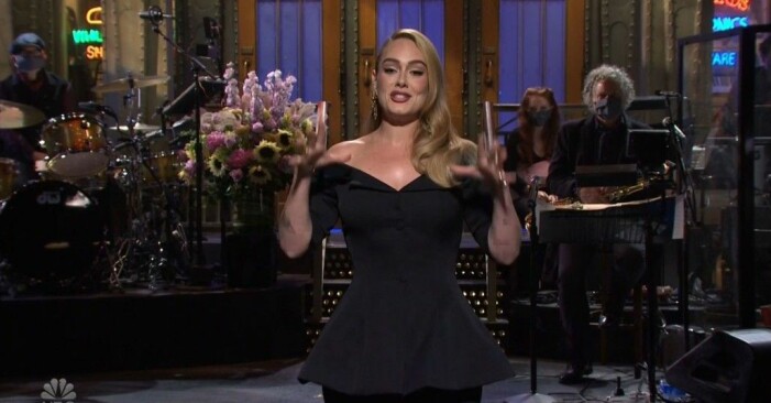 Adele visade upp figuren i en tajt svart klänning i Saturday Night Live. Adele i svart klänning på Saturday Night Live.