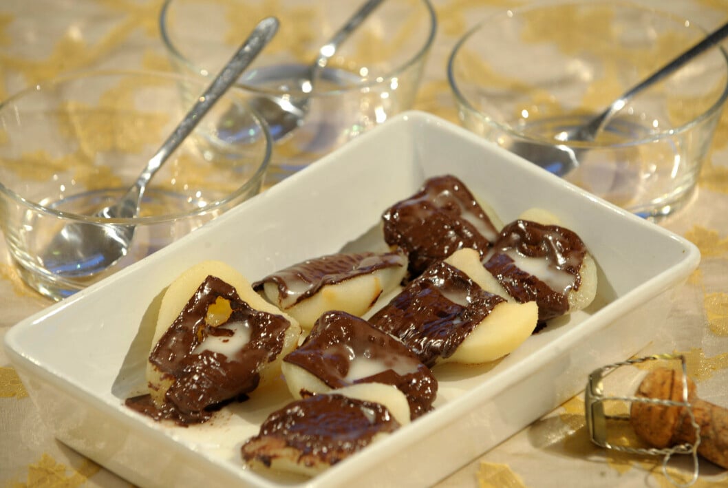 Päron och After Eight i ugnen var en given dessert på kalaste. Päron och After Eight.