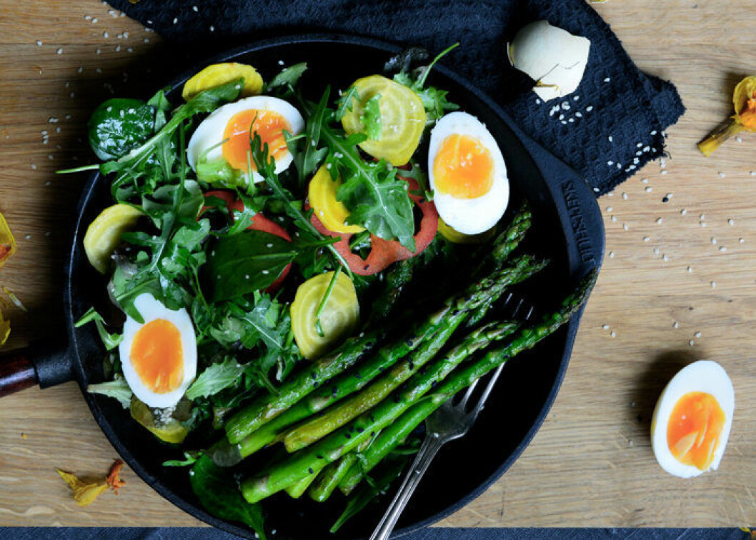 Sallad rik på k-vitamin. Äggsallad med sparris.