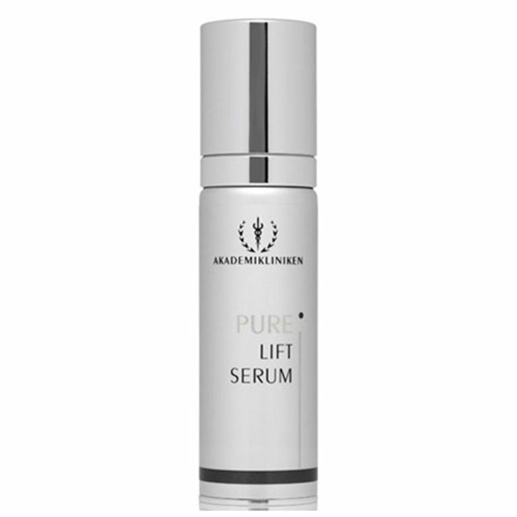 Anti-age serum från Akademikliniken, 849 kronor. <a href="http://www.awin1.com/cread.php?awinaffid=439047&awinmid=8995&clickref=antiage-serum&p=https%3A%2F%2Fwww.apotekhjartat.se%2Fprodukt%2Fakademikliniken-pure-lift-serum-50-ml%2F" target="_blank" rel="noopener">Här kan du köpa den</a>. Lystergivande och återfuktande anti-age serum från akademikliniken