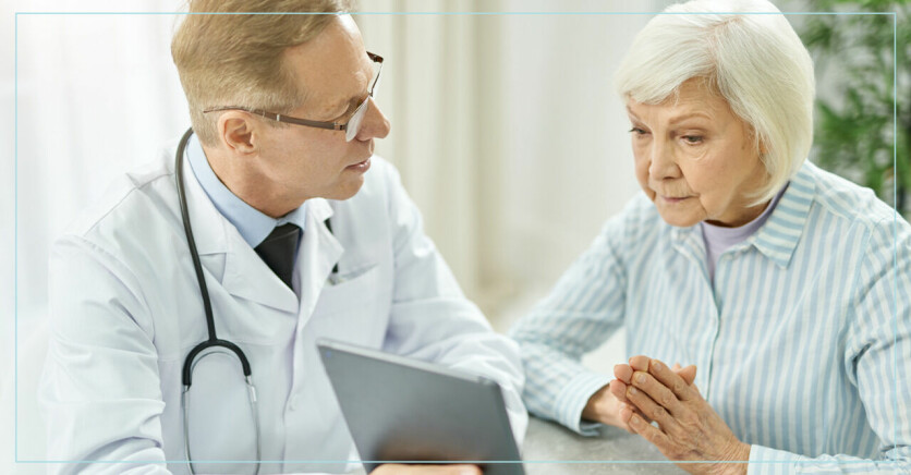 äldre kvinna med läkare