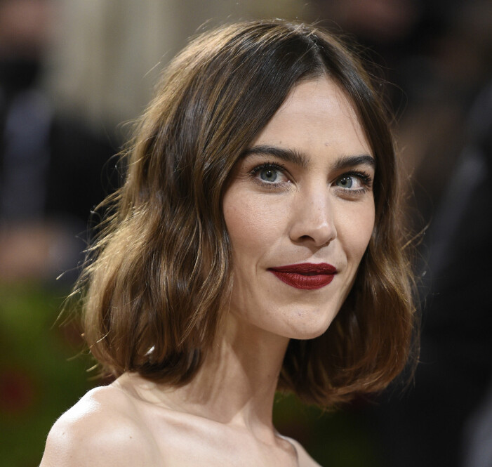Alexa matchar håret med läppar i färg, snyggt! Foto: TT Alexa Chung