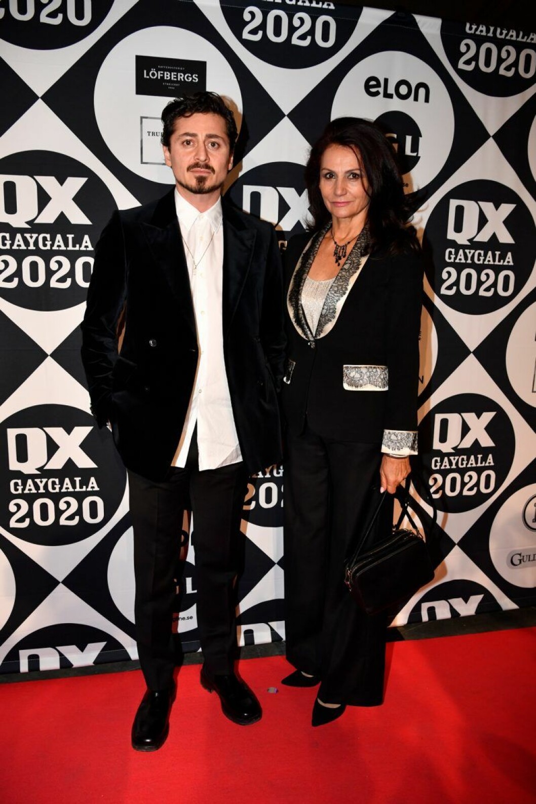 Skådespelarna Alexej Manvelov och Malgorzata Pieczynska. Alexej Manvelov och Malgorzata Pieczynska på röda mattan på QX-galan 2020