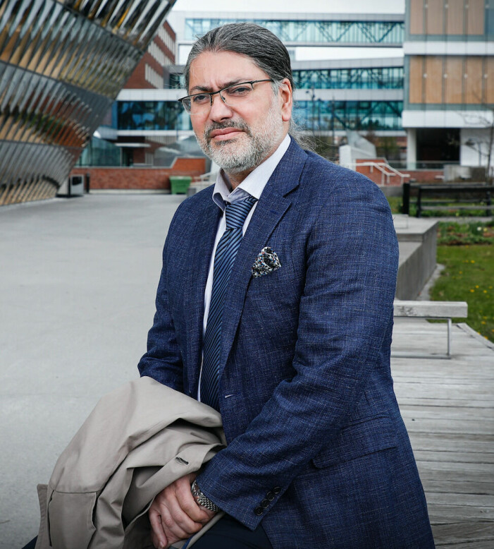 Vi behöver inte känna oss oroliga för att resa, menar Ali Mirazimi på Folkhälsomyndigheten. <br>Foto: TT. Ali Mirazimi tittar in i kameran