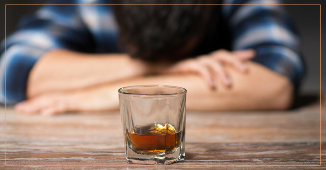 En man framför att glas whiskey