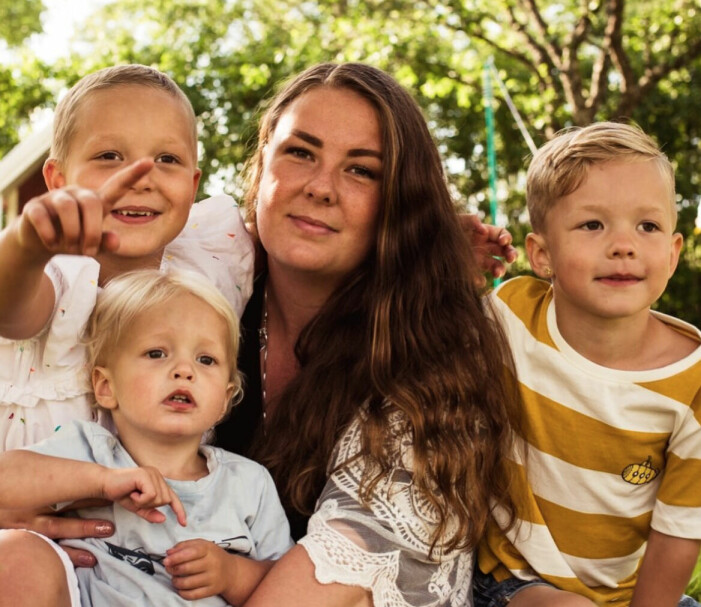 Mamma Angelica med sina tre barn Isabelle, Leon och Billy. Mamma Angelica med sina tre barn Isabelle, Leon och Billy