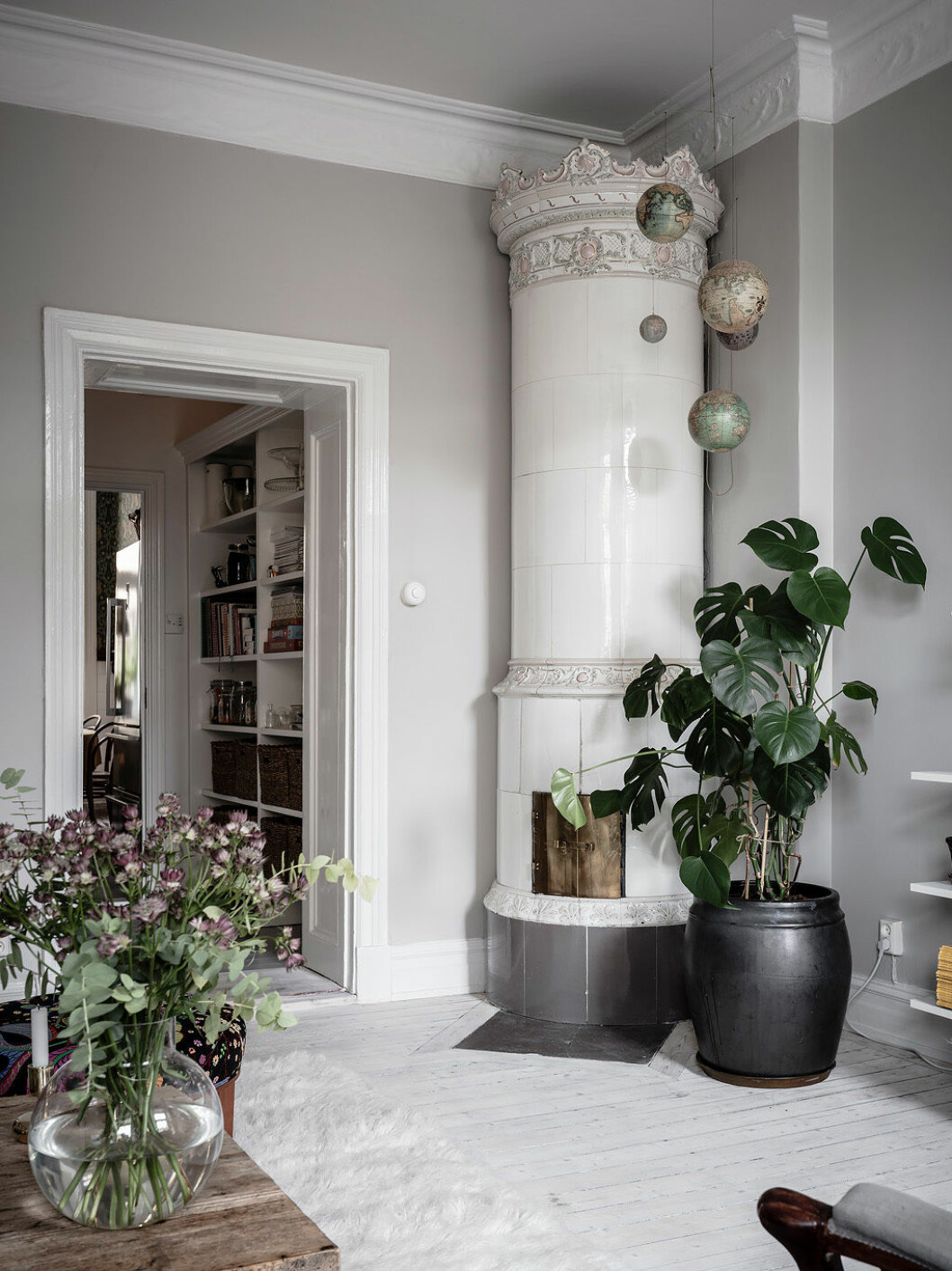 Monstera är en växt som inte brukar ge allergiska symtom. Foto: Anders Bergstedt för <a href="https://entrancemakleri.se/" target="_blank" rel="noopener">Entrance Mäkleri/</a>mäklare: Erika Bergholm Tips om växtskötsel till allergiker