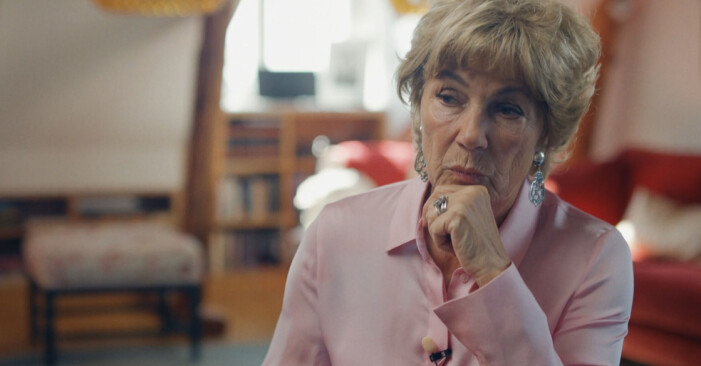 I dokumentären <span class=" italic" data-lab-italic_desktop="italic">Amelia Adamo – le och leverera</span> pratar Amelia Adamo om flera tunga ämnen som för henne är svåra att konfrontera.<br>Foto: SVT. Amelia Adamo