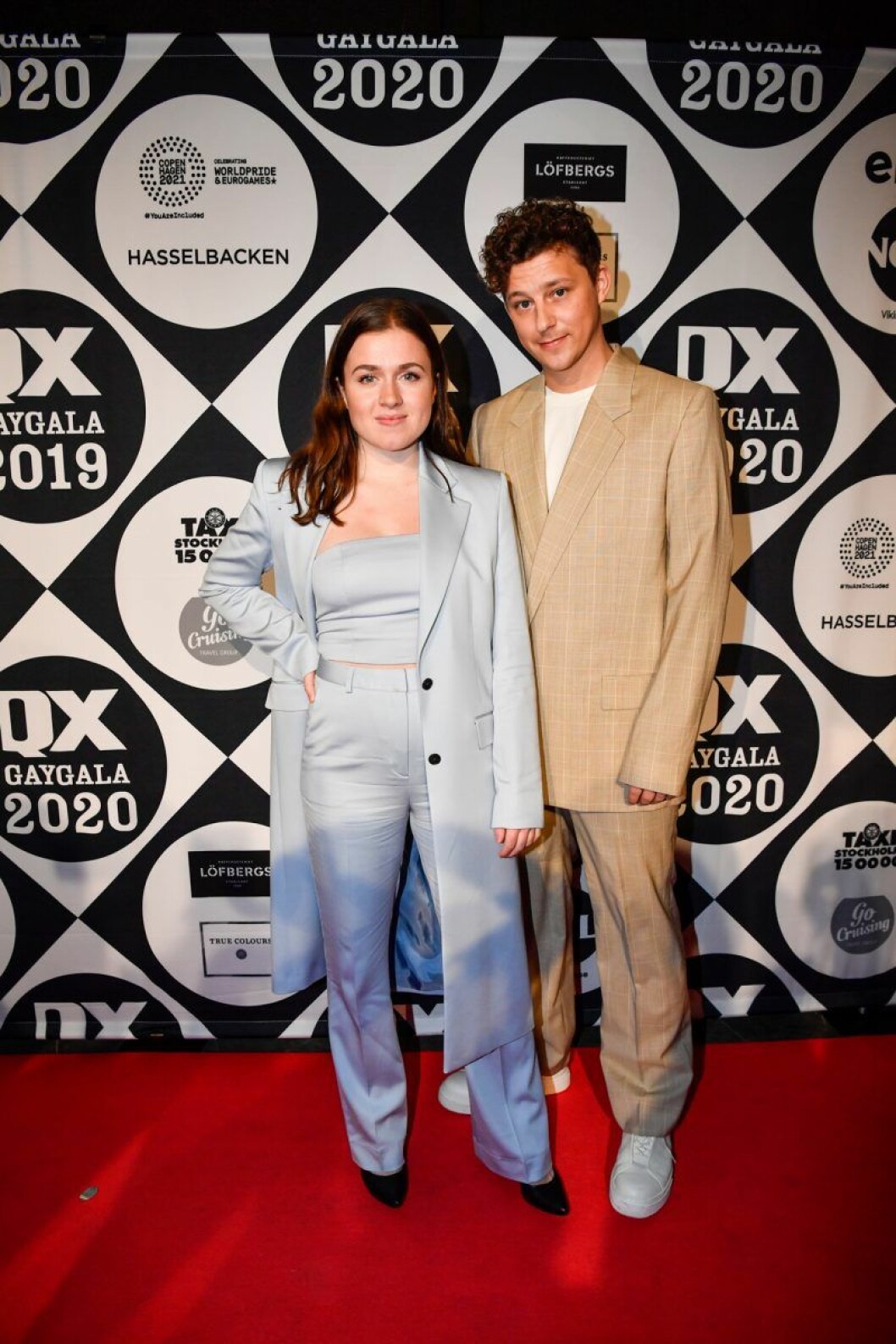 Artisten Amy Diamond tillsammans med skådespelaren Charlie Gustafsson. Amy Diamond och Charlie Gustafsson på röda mattan på QX-galan 2020