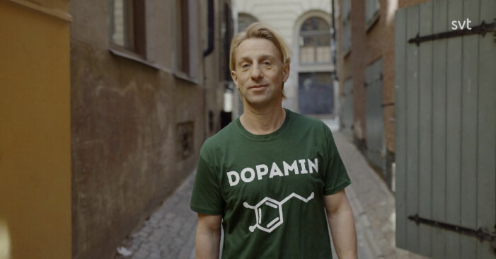 Anders Hansen med en t-shirt som det står dopamin på.