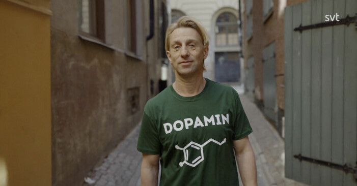 I nya säsongen av <span class=" italic" data-lab-italic_desktop="italic">Din hjärna</span> i SVT tittar Anders Hansen närmare på njutning och beroende.<br>Foto: SVT. Anders Hansen med en t-shirt som det står dopamin på.