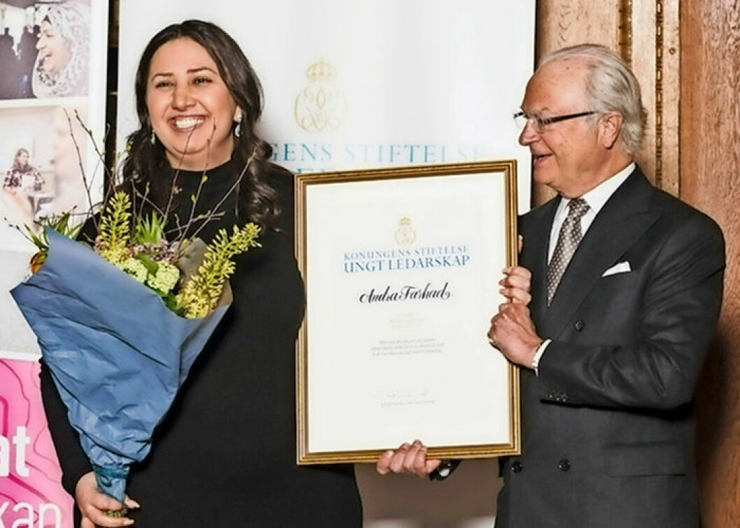 Andra Farhad tar emot stipendium av kungen.