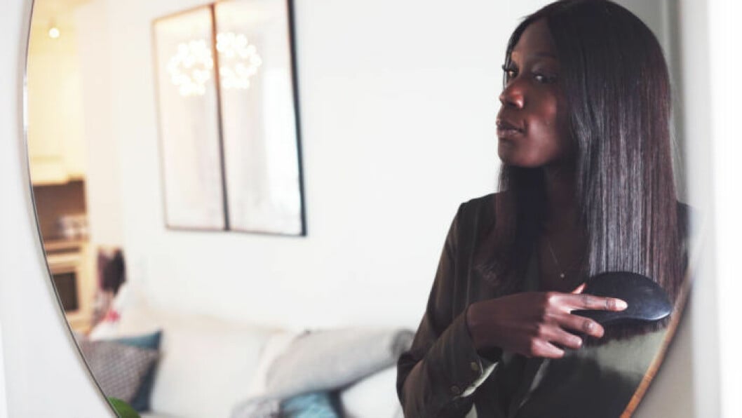 Först när peruken är på känner hon sig fin. Foto: Louise Andersson Angela Nakitende har alopecia