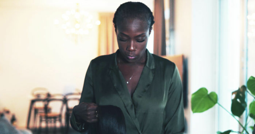 Angela samlar mod till sig att våga allt mer utan sin peruk. Foto: Louise Andersson Angela Nakitende har alopecia
