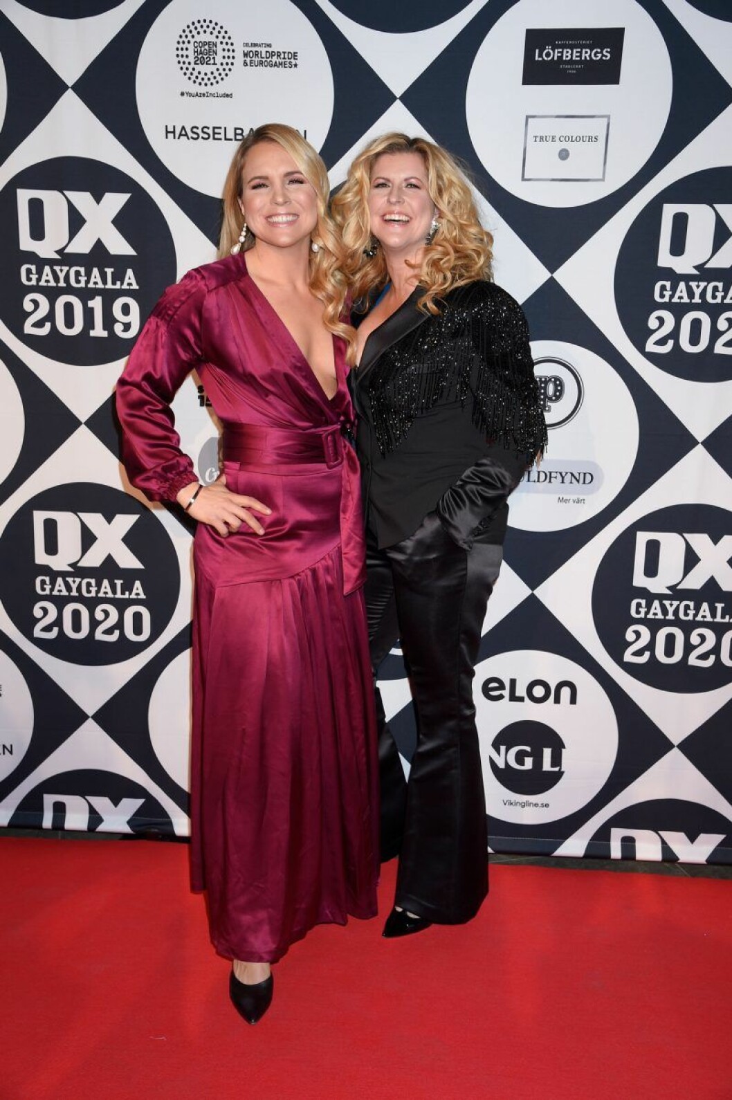 Anja Pärson tillsammans med hustrun Filippa Rådin. Anja Pärson och Filippa Rådin på röda mattan på QX-galan 2020