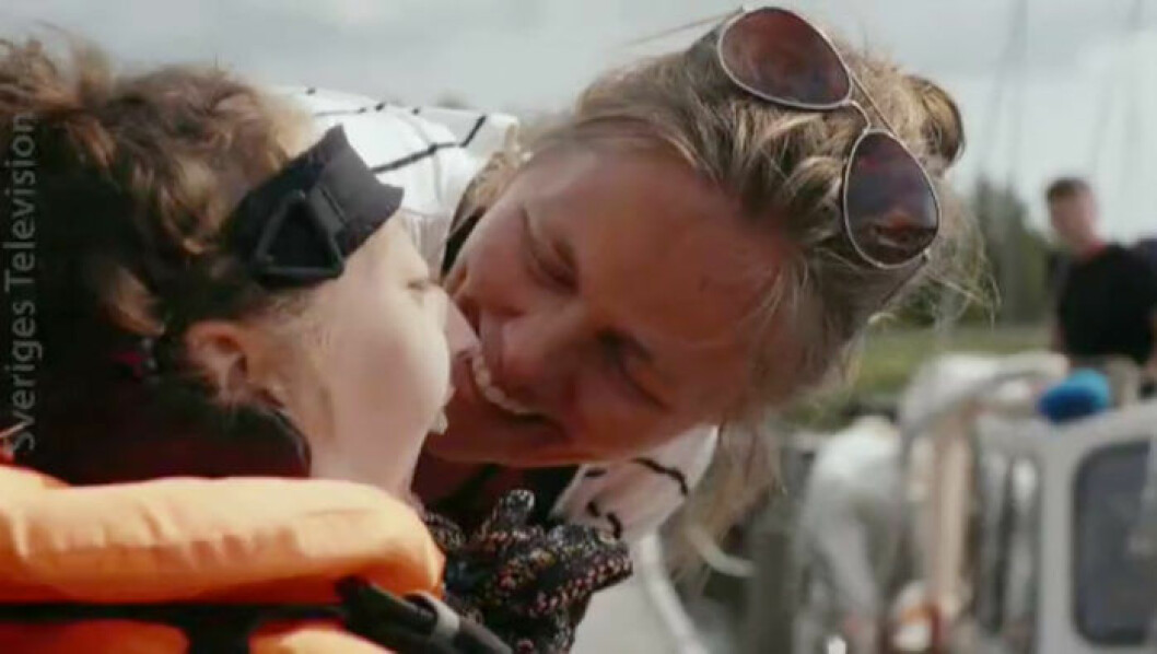 På väg ut med familjen i båten. Agnes har mycket kärlek omkring sig. Bild: SVT