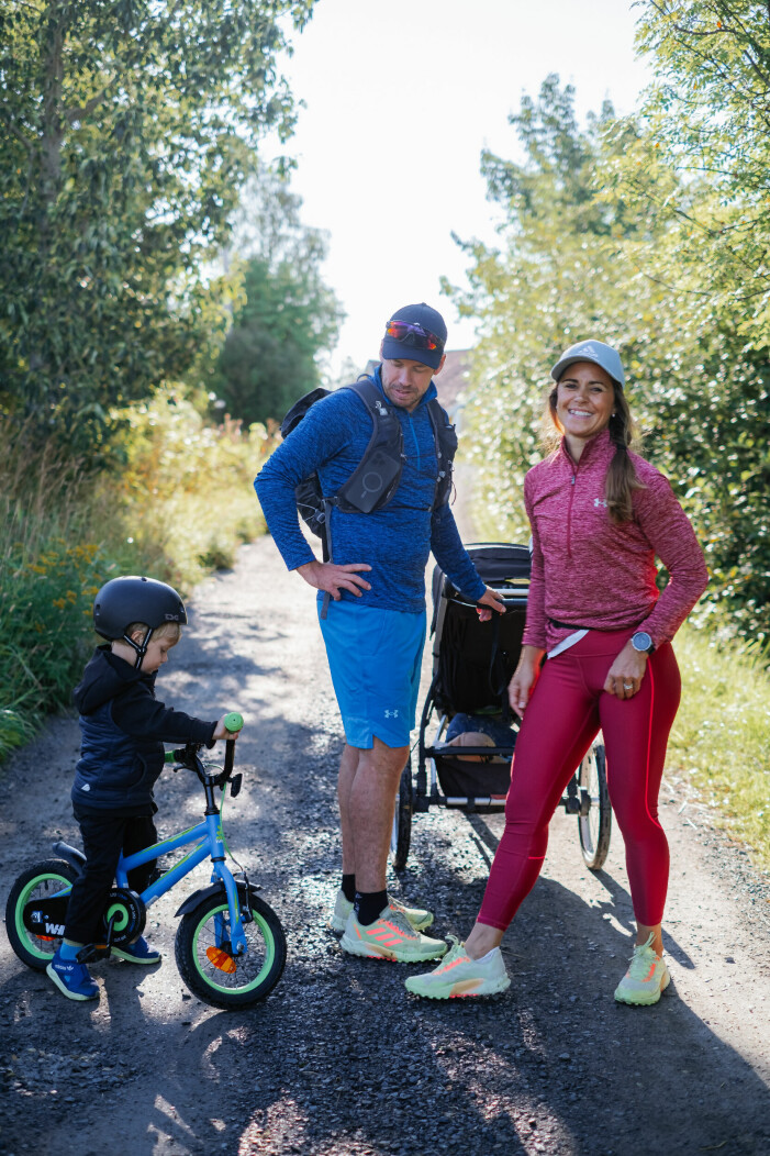 Anna tillsammans med sitt barn Harry och maken Emil. Anna Haag med familj