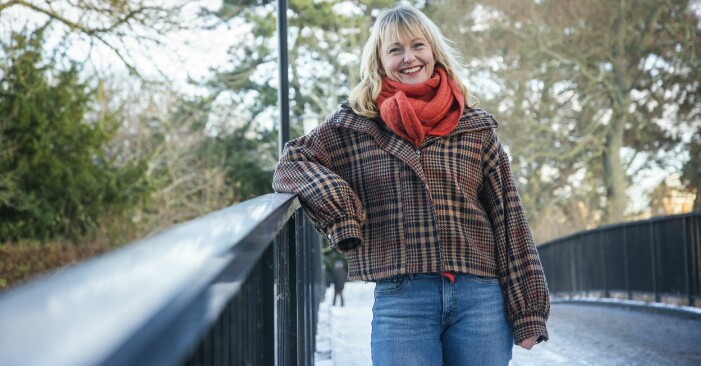 Beteendevetaren Anna Tallwe är doula vid födslar såväl som vid aborter.<br class=""><span class=" italic" data-lab-italic_desktop="italic">Foto: Jakob Hydén.</span> Anna Tallwe ler och tittar in i kameran