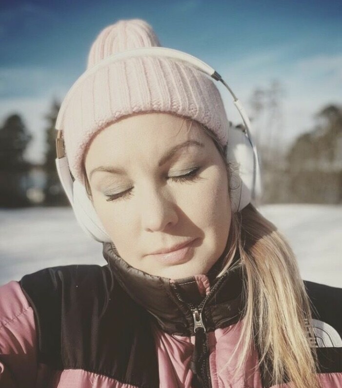 I mitten på december 2020 började Annah känna sig krasslig och är fortfarande inte frisk. ”När jag känner en liten gnutta livsgnista som påminner mig om hur jag brukade må, får jag hopp om framtiden”, säger Annah. Foto: Privat Annah Björk
