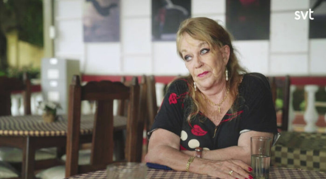 SVT träffar Anna Wahlgren i södra Indien. Hon berättar bland annat om sorgen efter att ha minst yngste sonen i difteri. Bild: SVT Anna Wahlgren i dokumentären "Hela Sveriges Morsa"