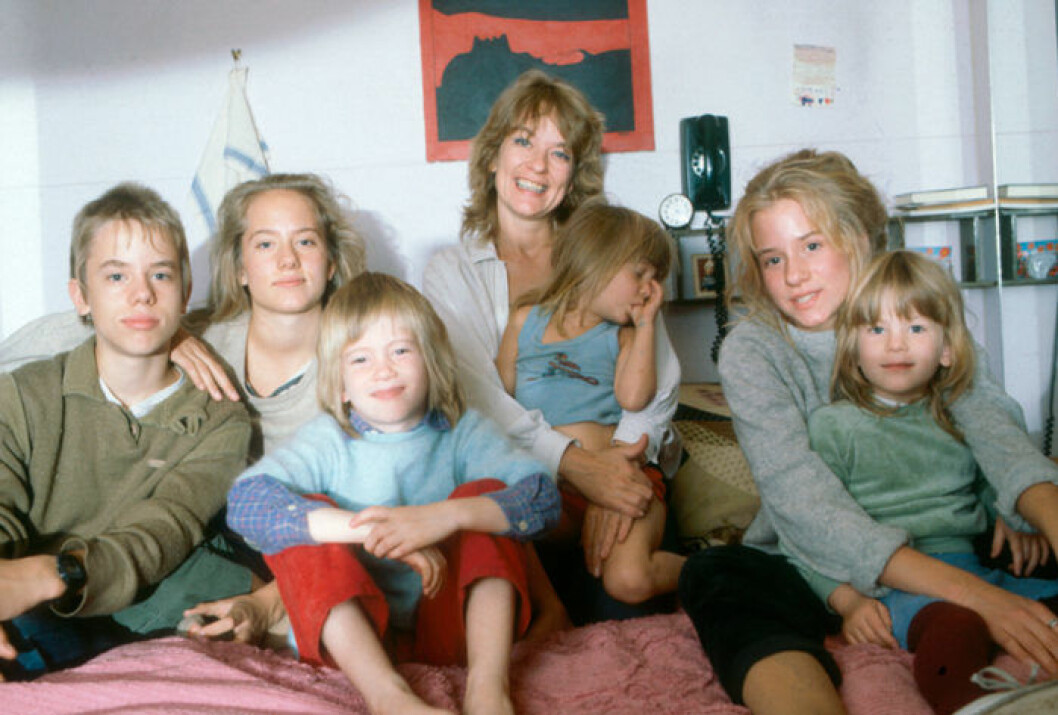 Anna Wahlgren och hennes klan 1983. Bild. IBL Anna Wahlgren och 6 barn