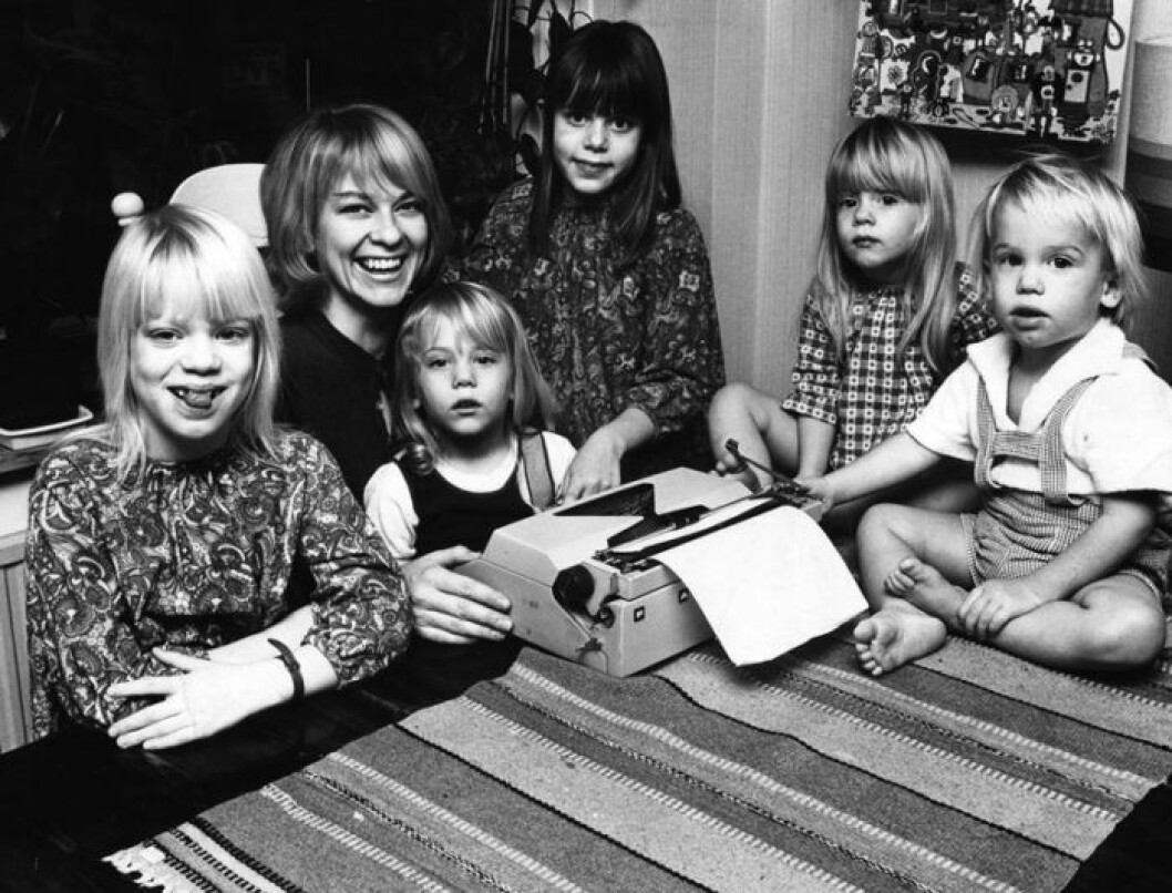 Gammal bild med Anna Wahlgren och fem av henne barn